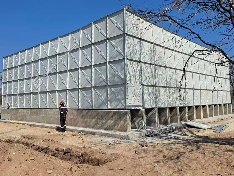 Tour à structure métallique du Kenya