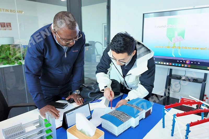 Un client de Réunion visite Hengon pour discuter de l'installation et des projets futurs